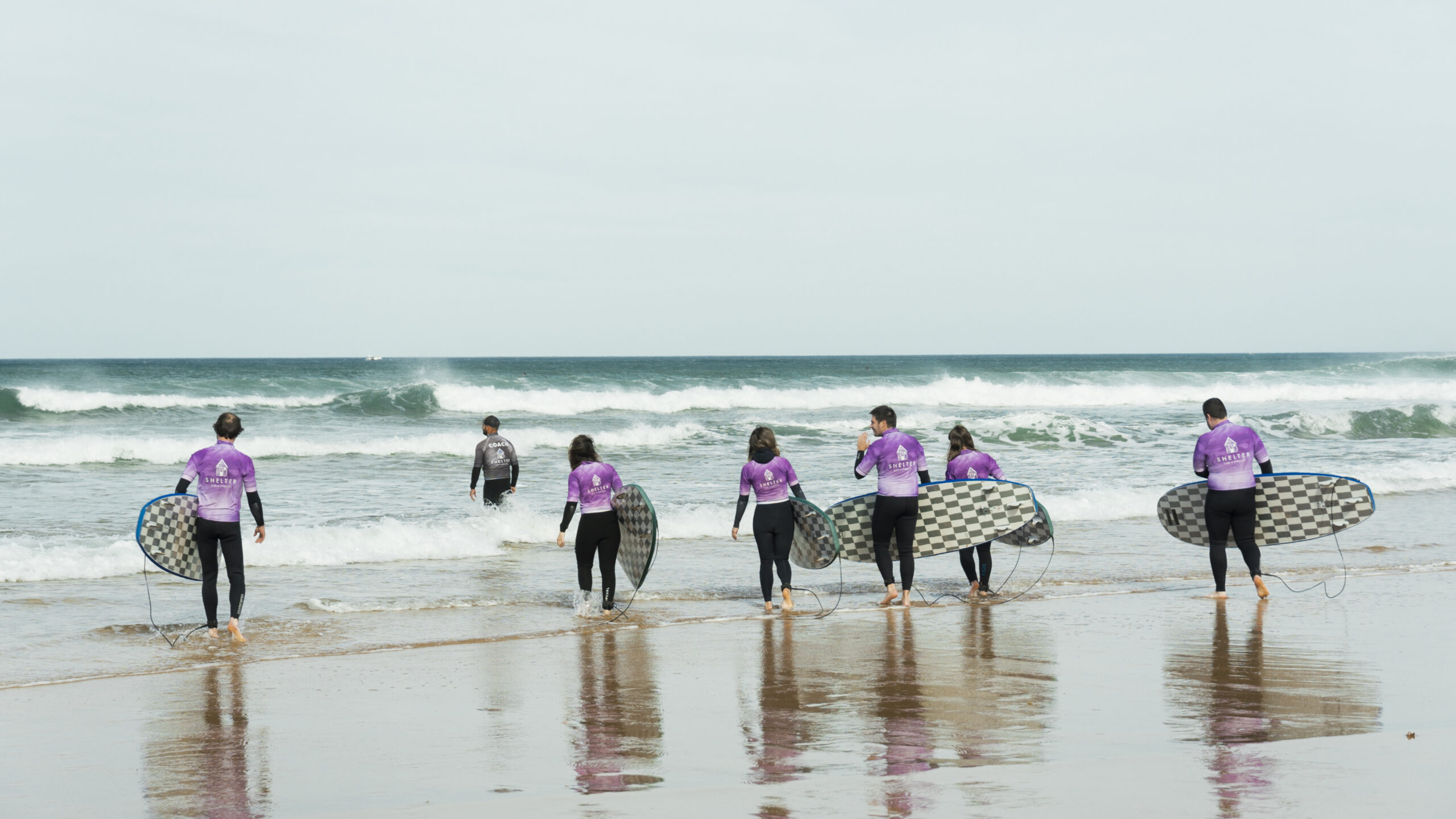 Equipo de Lueira en una clase de surf de Shelter Surf (Zarautz)