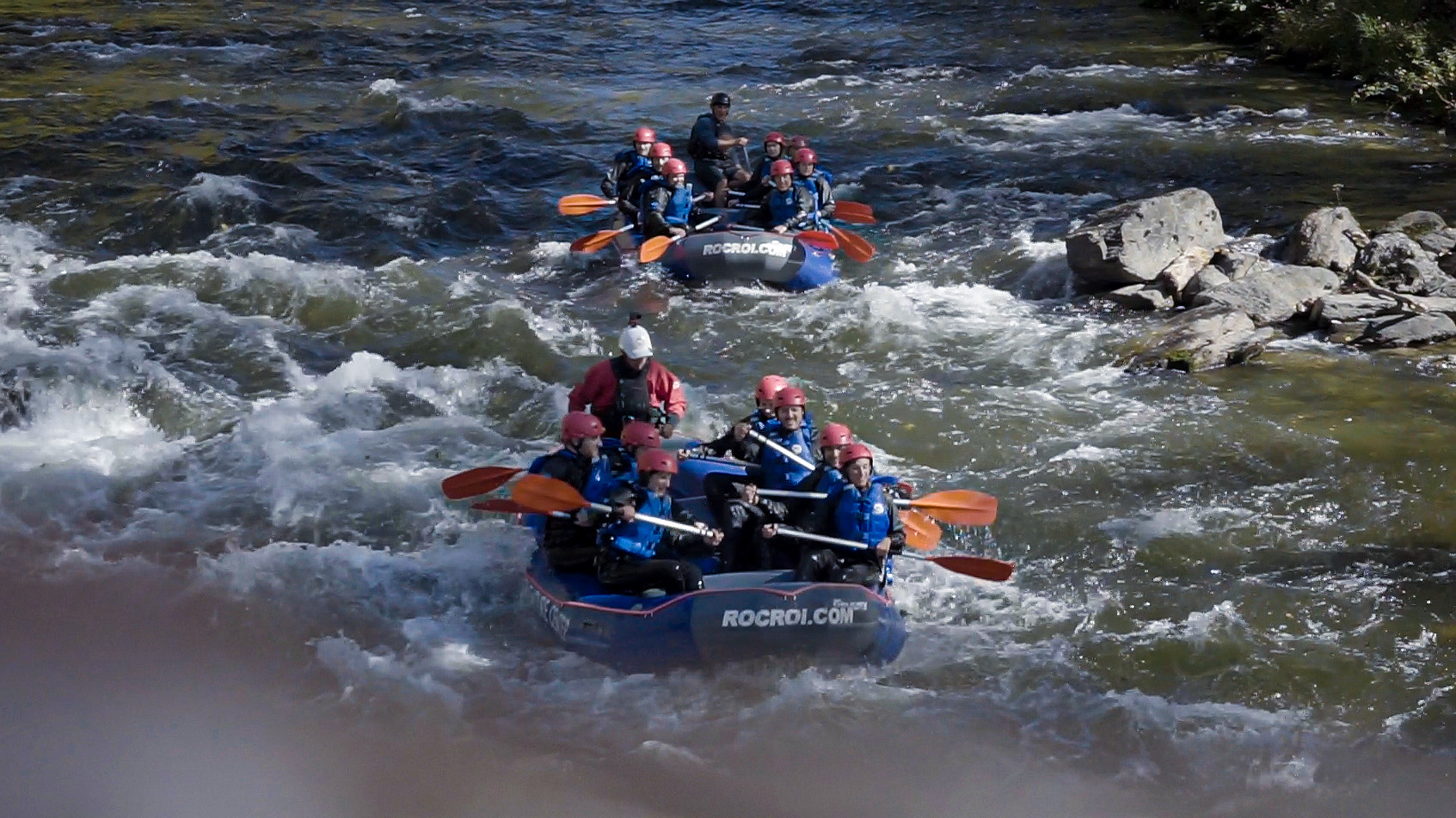 Equipo de Lueira haciendo rafting